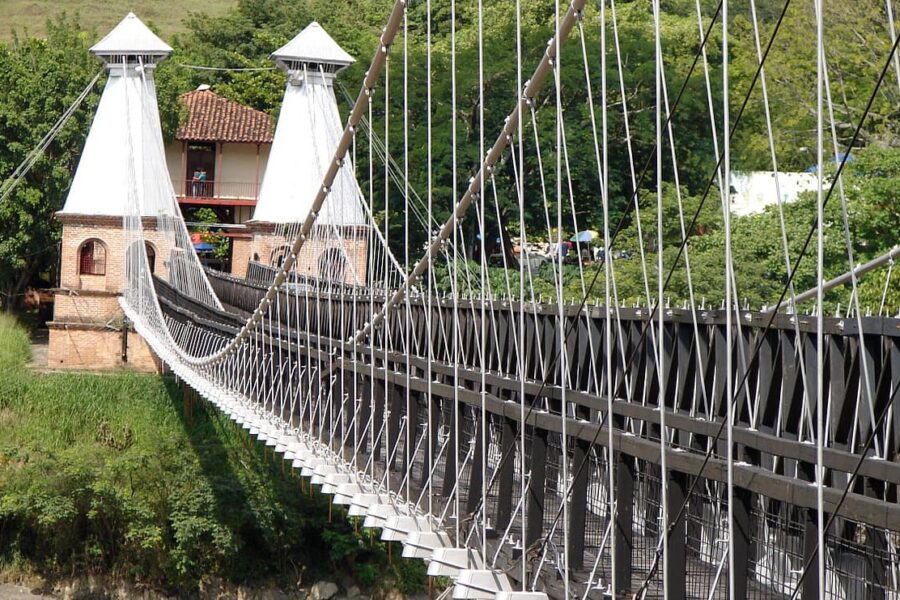 Cierran-el-puente-de-Occidente-en-Santa-Fe-de-Antioquia